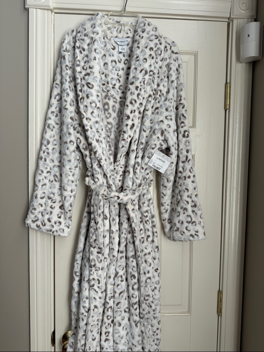 Liz Claiborne Cream & Brown Leopard Print Plush Robe